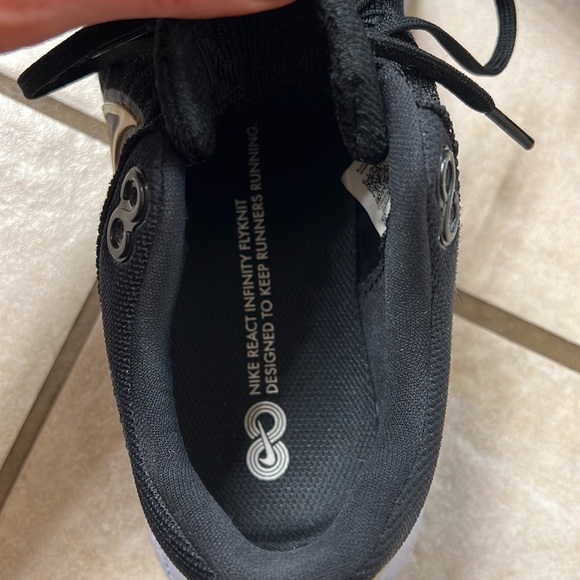 Nike women’s 8.5 react flyknit black tennis shoe - Picture 5 of 9